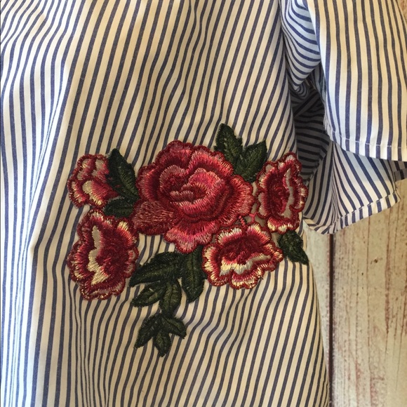 Embroidered flower off the shoulder crop top - Picture 2 of 4